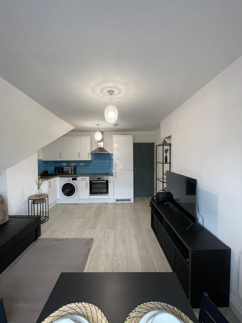 TV and multimedia, Kitchen or kitchenette, Living room, Seating area, stove