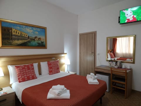 Communal lounge/ TV room, Bed, TV and multimedia, Photo of the whole room, Evening entertainment, Bedroom, towels