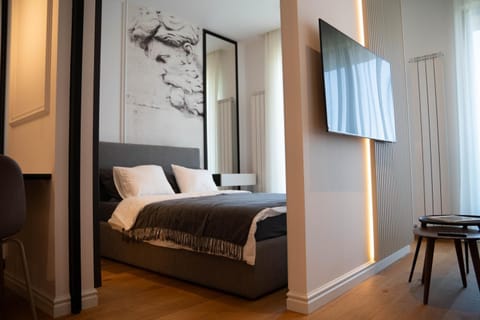 Bed, TV and multimedia, Bedroom