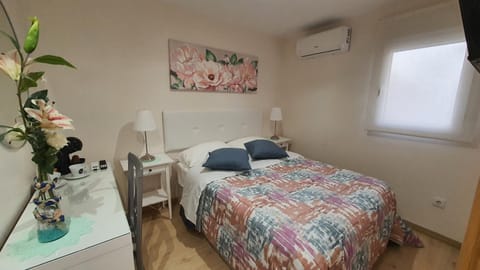 Bed, Photo of the whole room, Bedroom, air conditioner