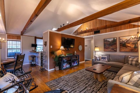 Four Bear Falls House in Banner Elk