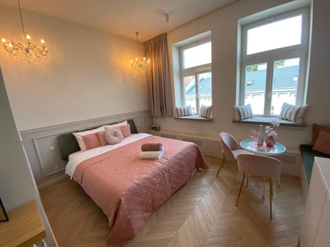 Bed, Seating area, Bedroom