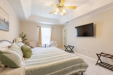 Bed, TV and multimedia, View (from property/room), Bedroom