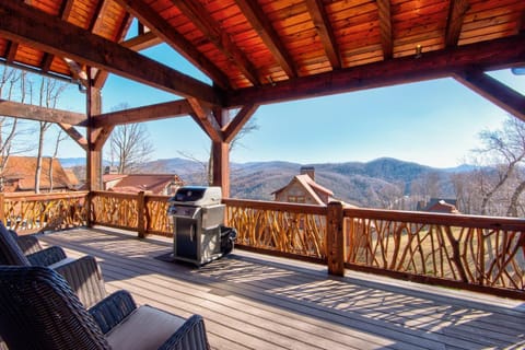 Grin'Inn Bear It at Eagles Nest House in Watauga