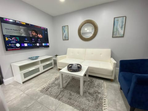 Annas Peaceful mini Luxury suite Apartment in Dania Beach