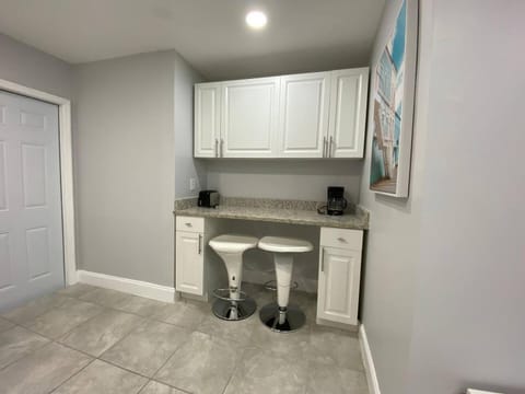 Annas Peaceful mini Luxury suite Apartment in Dania Beach