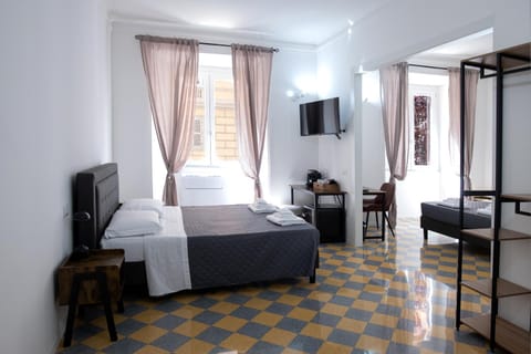 Bed, TV and multimedia, Photo of the whole room, Bedroom