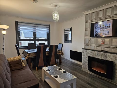 TV and multimedia, Living room, Seating area, Dining area, Evening entertainment