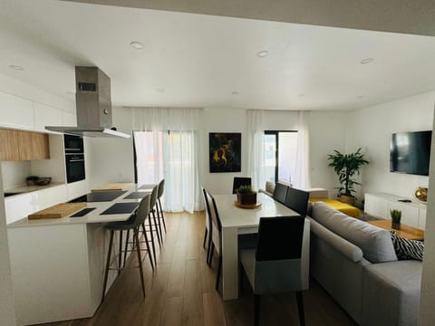 Kitchen or kitchenette, Living room, Seating area, Dining area