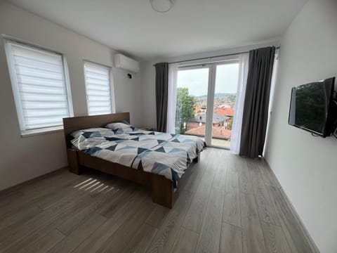 Bed, TV and multimedia, Photo of the whole room, Bedroom, air conditioner