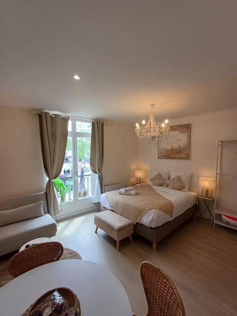Bed, Living room, Photo of the whole room, Seating area, Bedroom, towels
