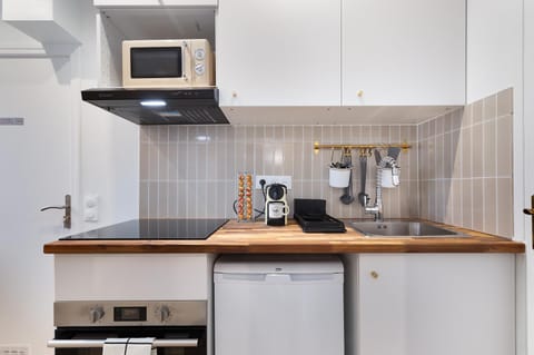 Kitchen or kitchenette, oven, stove