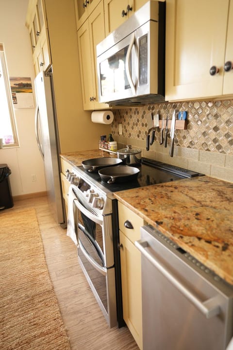 Coffee/tea facilities, dishwasher, microwave, pet friendly, pet friendly, storage, stove, toaster, kitchen