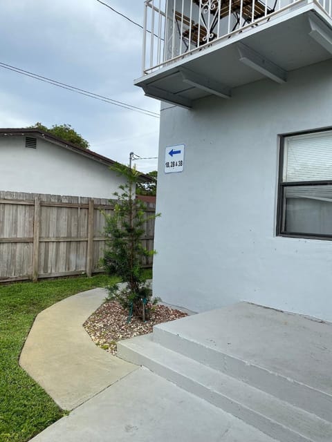 Anna's peaceful Getaway Luxury Suite Apartment in Dania Beach