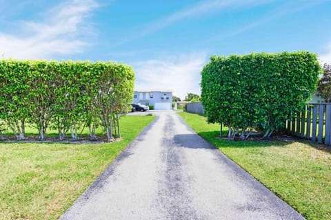 Anna's peaceful Getaway Luxury Suite Apartment in Dania Beach