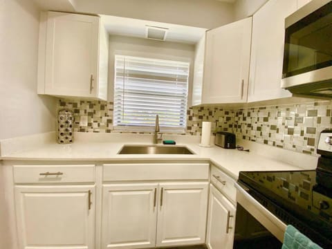 Anna's peaceful Getaway Luxury Suite Apartment in Dania Beach