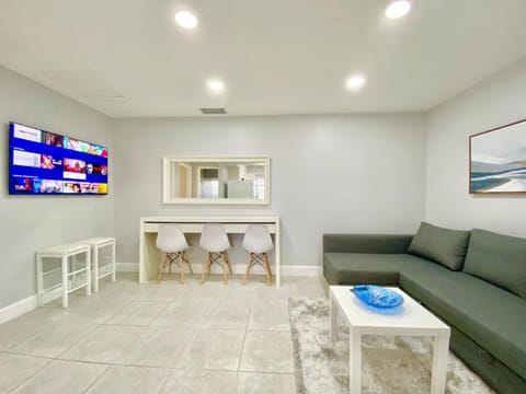 Anna's peaceful Getaway Luxury Suite Apartment in Dania Beach