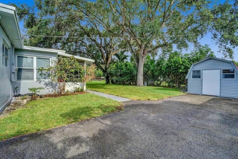 The Back Wave Luxury Home House in Dania Beach