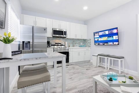 Mayas Blue Lagoon Luxury Suite #2 Apartment in Dania Beach