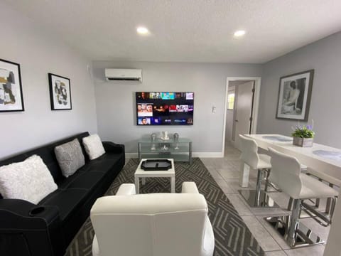 Bens Spacious Luxury Suite Apartment in Dania Beach
