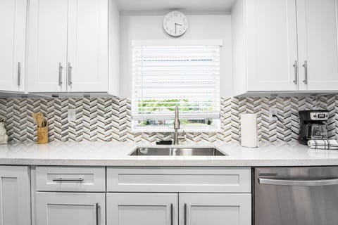 Rachaels Upscale Two Bedrooms Luxury Home House in Dania Beach