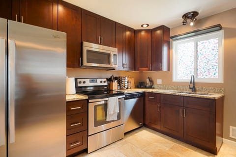 Kitchen or kitchenette, dishwasher, oven, toaster