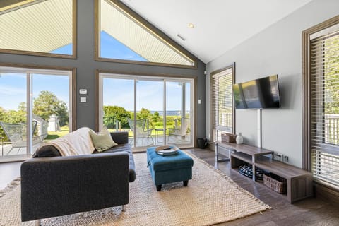 Day, TV and multimedia, Living room, Seating area