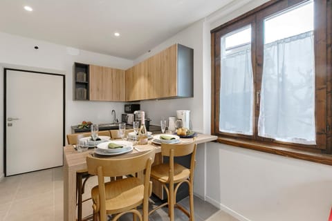 Kitchen or kitchenette, Dining area