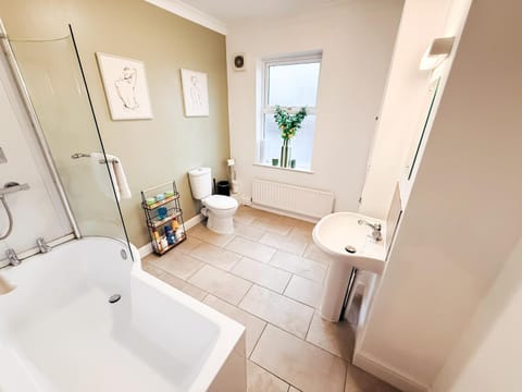 Cecil House, Stylish 2 Bed, Sleeps 5, Close to Cathedral & Castle, ideal for groups or Families, Parking x2 House in Lincoln