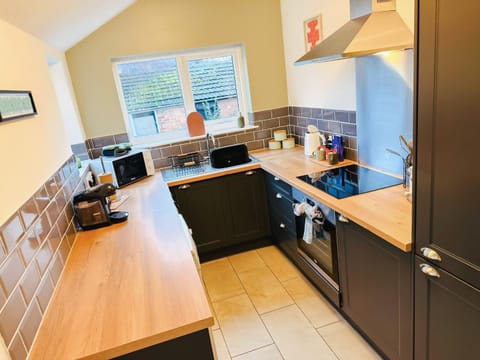 Cecil House, Stylish 2 Bed, Sleeps 5, Close to Cathedral & Castle, ideal for groups or Families, Parking x2 House in Lincoln