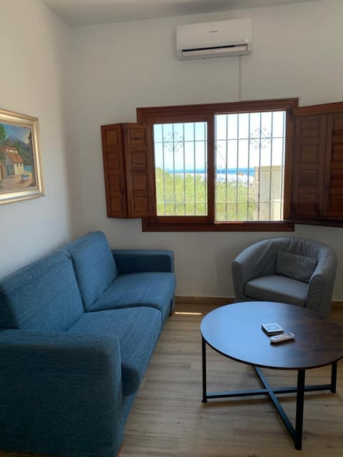 Living room, Seating area, air conditioner