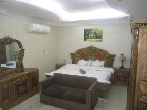 Bed, Photo of the whole room, Seating area, Bedroom, wardrobe, air conditioner