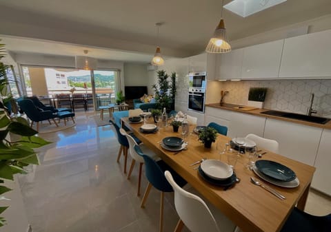 Kitchen or kitchenette, Living room, Seating area, Dining area