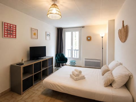 Bed, TV and multimedia, Living room, Photo of the whole room, Seating area, Bedroom, towels