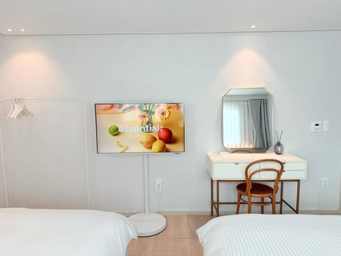 Bed, TV and multimedia, View (from property/room), Photo of the whole room, Decorative detail, Bedroom, City view, Landmark view, Street view, Area and facilities, furniture, heating, internet, pet friendly, air conditioner