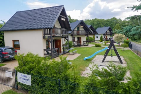 Property building, Day, Natural landscape, Garden, Parking