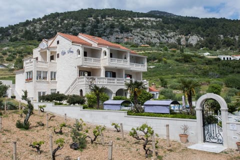 Apartments Villa Nena Apartment in Bol