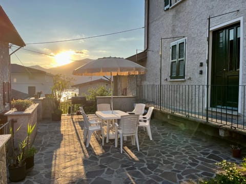 Natural landscape, Balcony/Terrace, Dining area, Mountain view