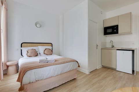 Bed, TV and multimedia, Kitchen or kitchenette, Photo of the whole room, Bedroom, minibar, oven, towels