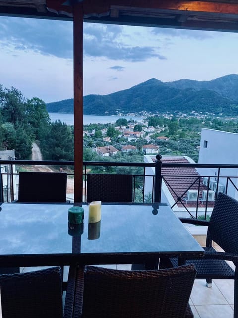 Natural landscape, View (from property/room), Balcony/Terrace, Dining area, Sea view