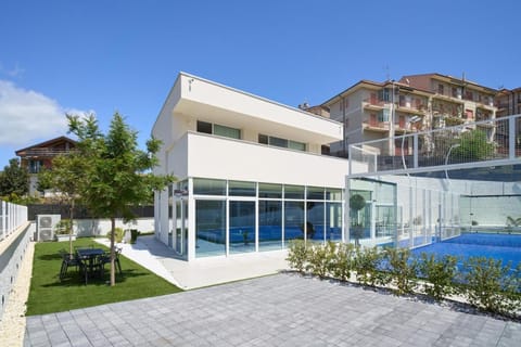 Property building, Restaurant/places to eat, Breakfast