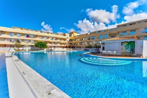 Property building, Day, Pool view, Swimming pool, Swimming pool, sunbed