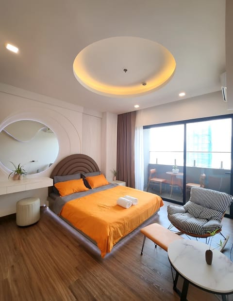 Bed, Living room, Photo of the whole room, Seating area, Bedroom, towels