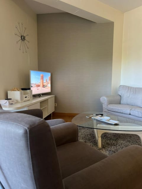 Communal lounge/ TV room, TV and multimedia, Living room, Seating area, Evening entertainment