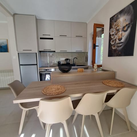 Kitchen or kitchenette, Living room, Seating area, Dining area