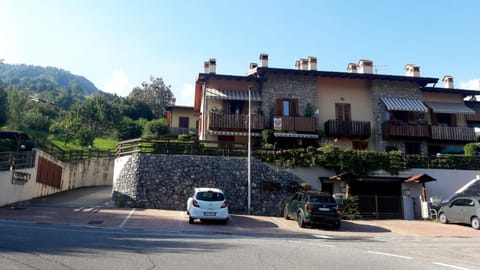Property building, Natural landscape, Street view, Location, Parking