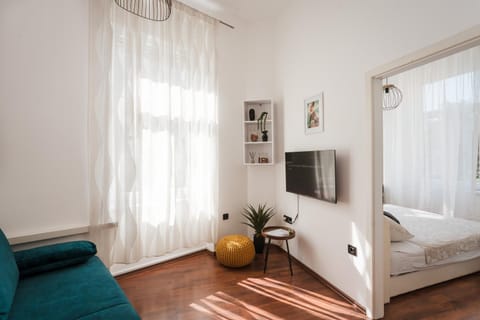 Bed, TV and multimedia, Photo of the whole room, towels