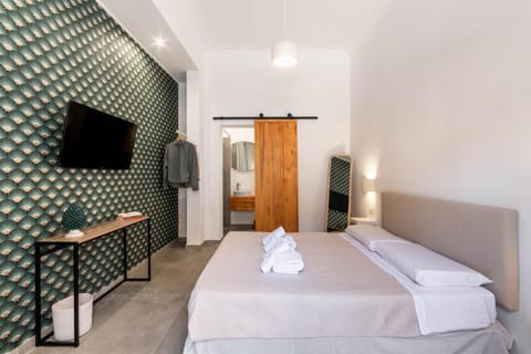 Bed, TV and multimedia, Photo of the whole room, Evening entertainment, Bedroom, hair dresser, towels, wardrobe