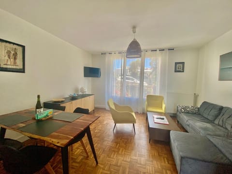 TV and multimedia, Living room, Seating area, Dining area, Dinner