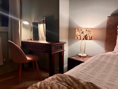 The Rose- Grd Floor, 2-5 Beds, SmartTV, Uni, Tram, M250 Fibre Apartment in Nottingham